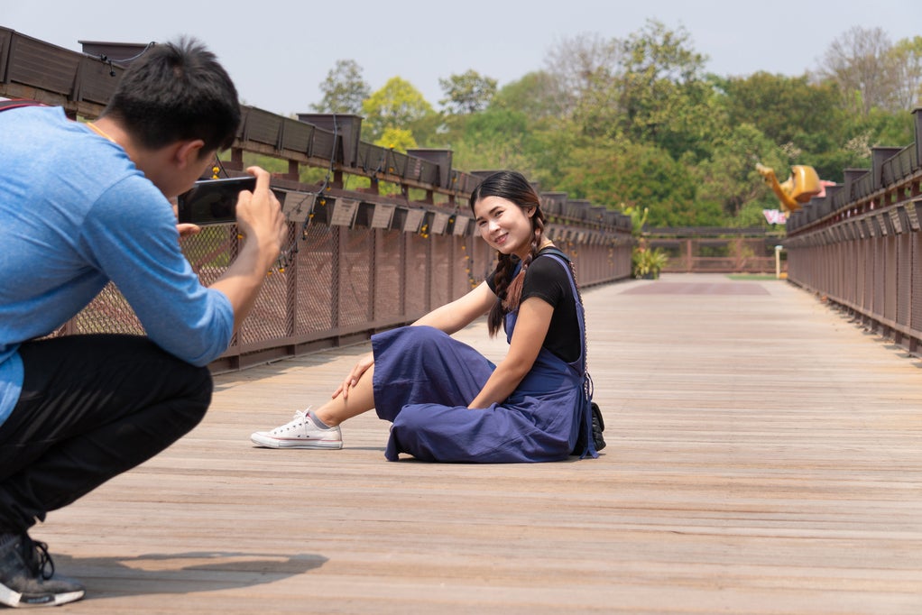 Una pareja sacando fotografías con su smartphone durante las vacaciones