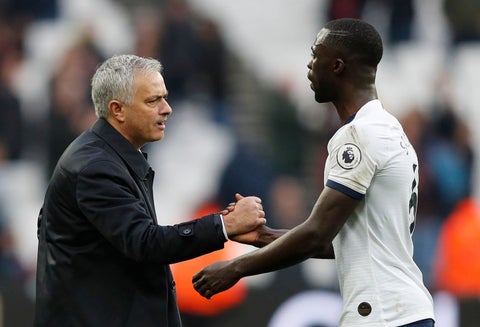 José Mourinho y Dávinson Sánchez