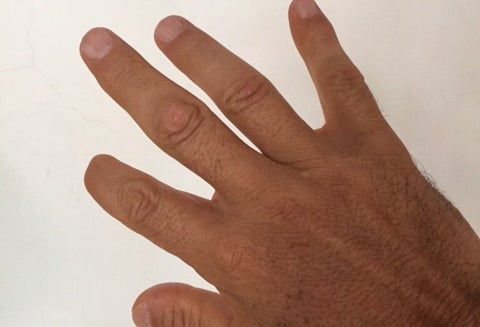 Mano de Enrique Peñalosa