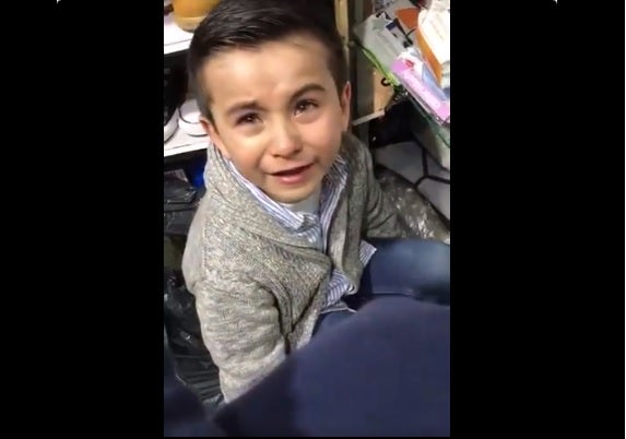 Niño Mateo llorando