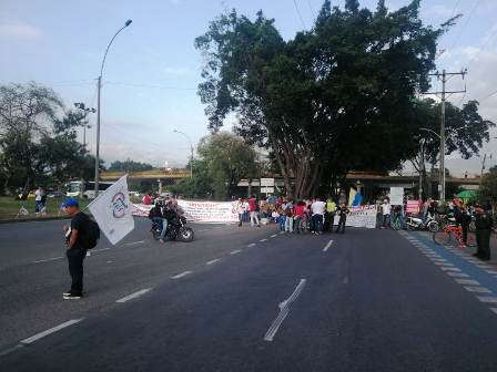 La salida de Cali a Palmira fue bloqueada por participantes del paro nacional.