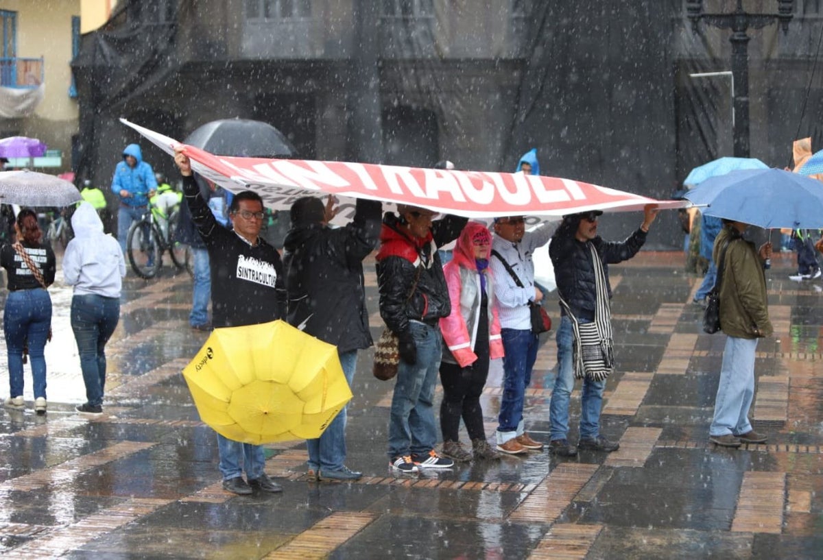 En la Plaza de Bolívar la lluvia fue protagonista del paro nacional.