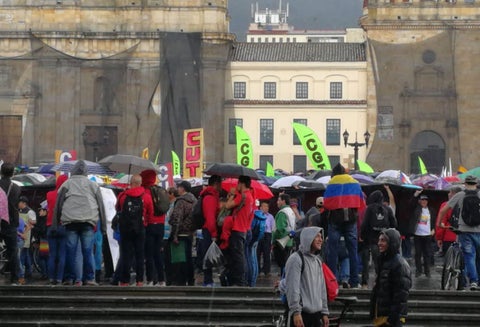Mientras llegaban los marchantes, la lluvia también fue parte fundamental de la jornada.