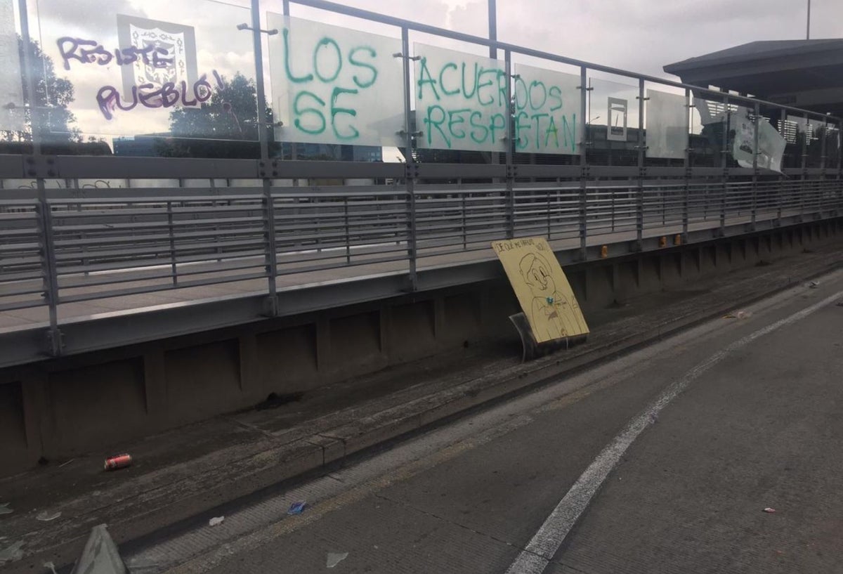 Vándalos atacaron las estaciones de Transmilenio en la Calle 26.