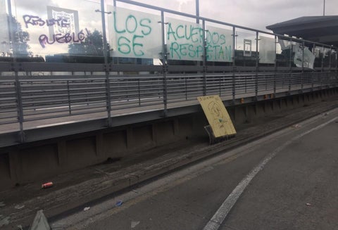Vándalos atacaron las estaciones de Transmilenio en la Calle 26.