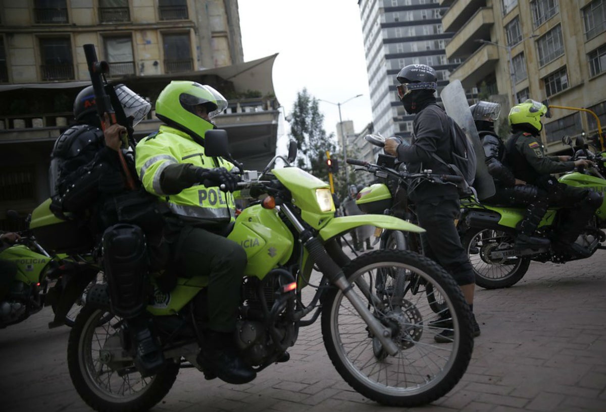 Policías durante marchas en Bogotá