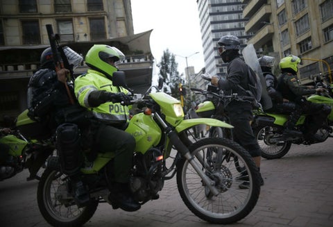Policías durante marchas en Bogotá