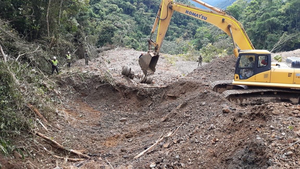 Remoción de material en la autopista Medellín - Bogotá