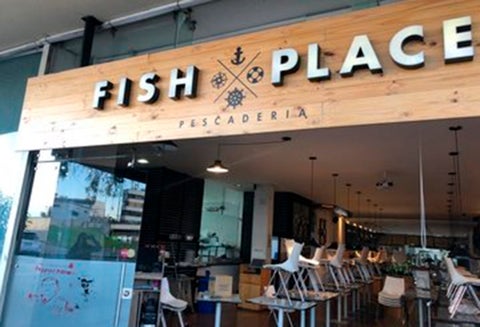 El restaurante Fish Place, objeto de vandalismo durante las protestas estudiantiles