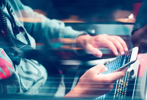 Hacker con un smartphone