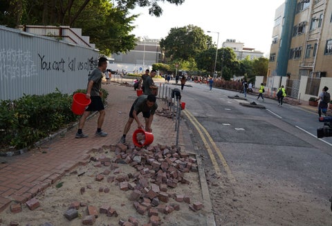 Soldados del Ejército chino limpian las calle de Hong Kong