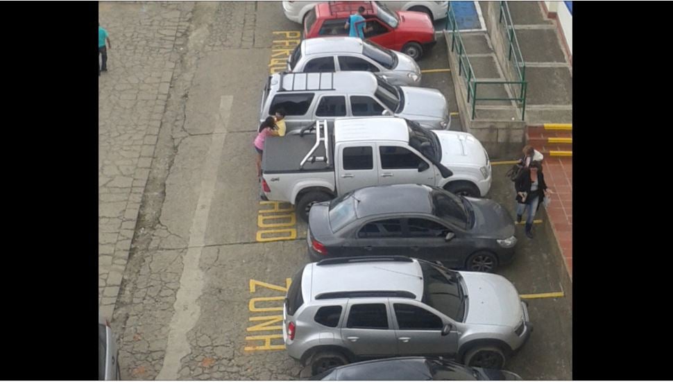 Parqueaderos en vía pública