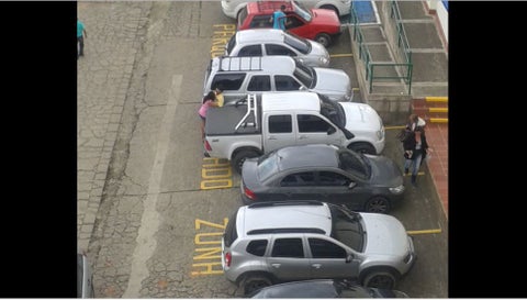 Parqueaderos en vía pública