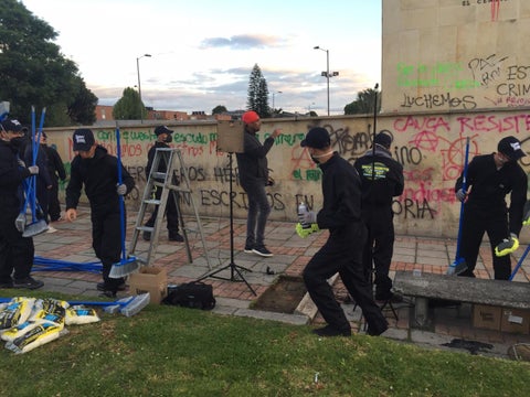 Limpian monumento a 'Los Héroes' en Bogotá, vandalizado durante protestas.