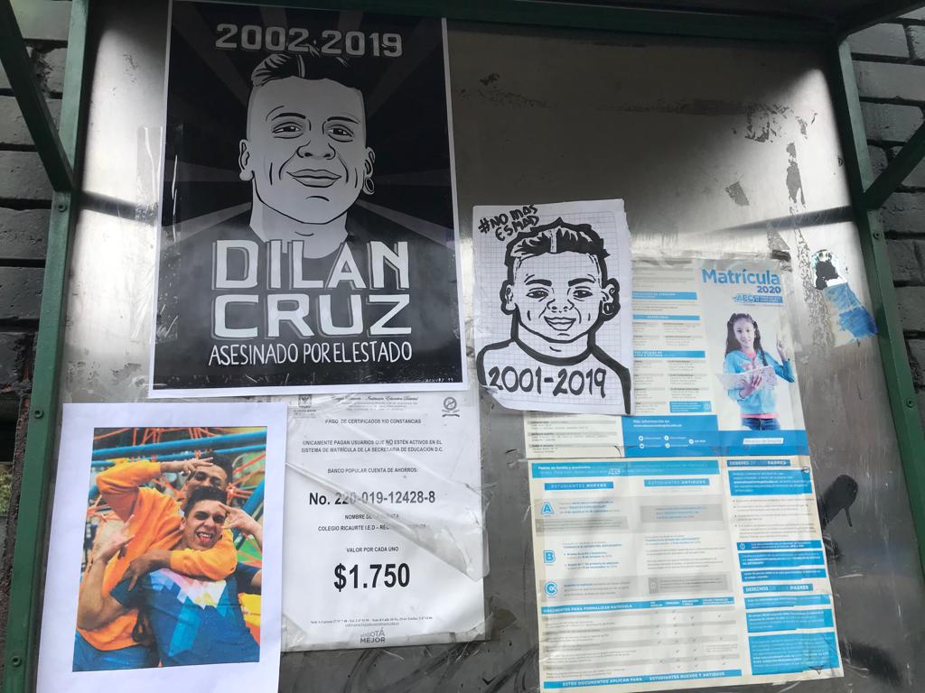 Compañeros de Dilan Cruz lo recuerdan en su colegio.