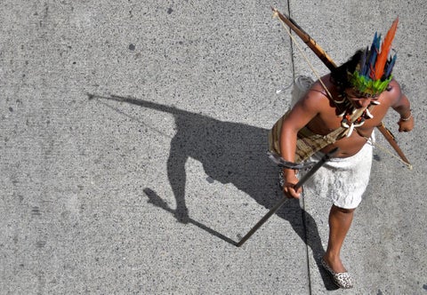 Indígena participando en la marcha del paro nacional.