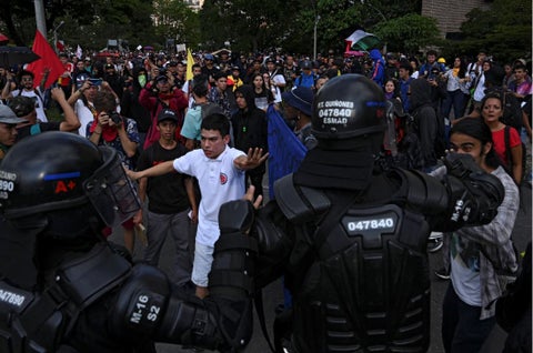 Choques entre manifestantes y la policía antidisturbios.