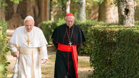 Anthony Hopkins y Jonathan Pryce en 'Los dos papas' (Netflix)