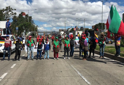 Indígenas bloquean la Avenida NQS