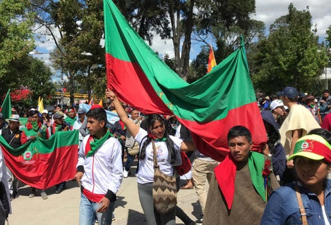 Indígenas bloquean la Avenida NQS