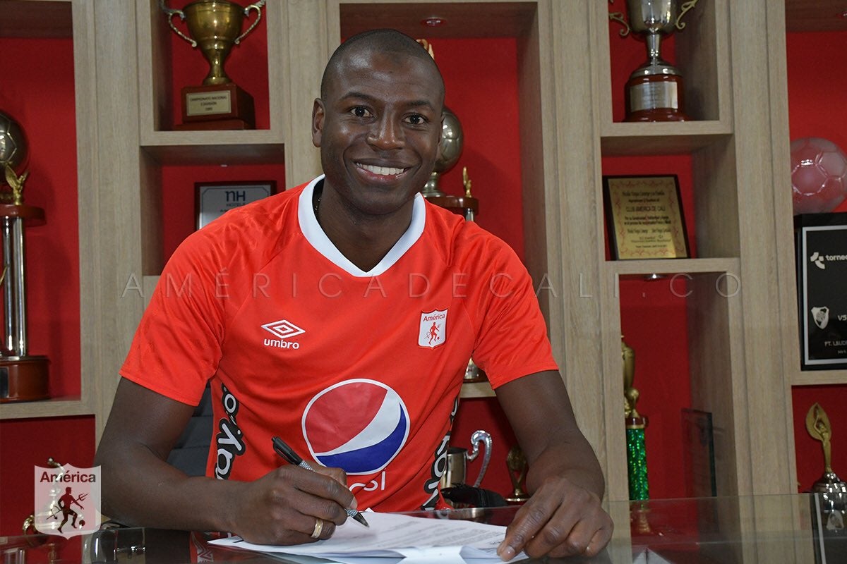 Adrián Ramos, nuevo delantero del América