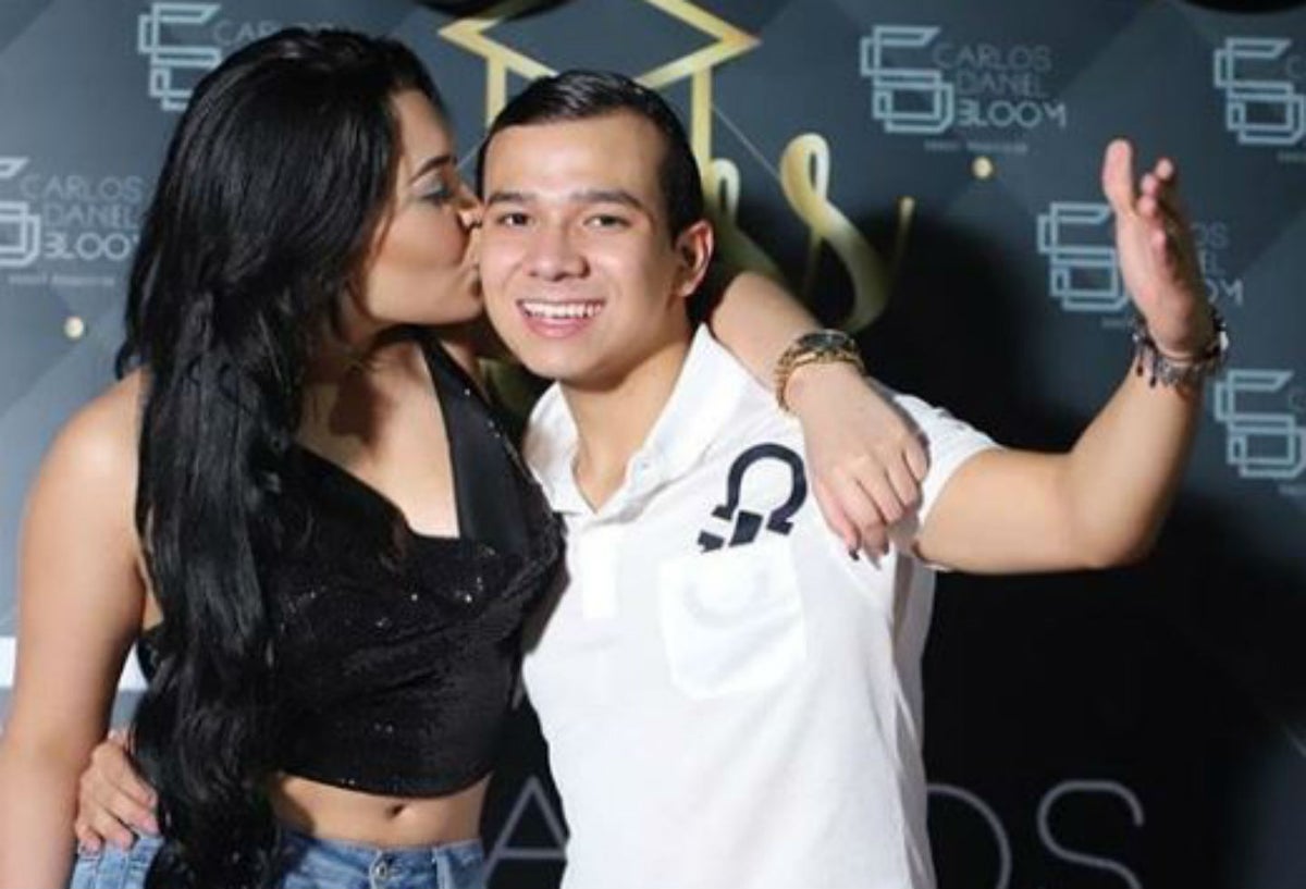 Ana del Castillo junto al hijo de Carlos Bloom, manager de Silvestre Dangond