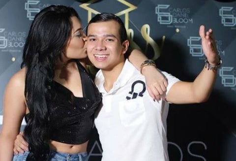 Ana del Castillo junto al hijo de Carlos Bloom, manager de Silvestre Dangond