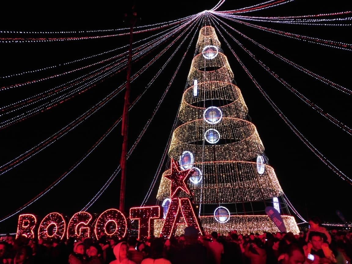 Con el árbol gigante de El Tunal se dio inicio al alumbrado navideño en Bogotá