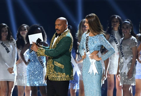 Gabriela Tafur en Miss Universo junto a Steve Harvey