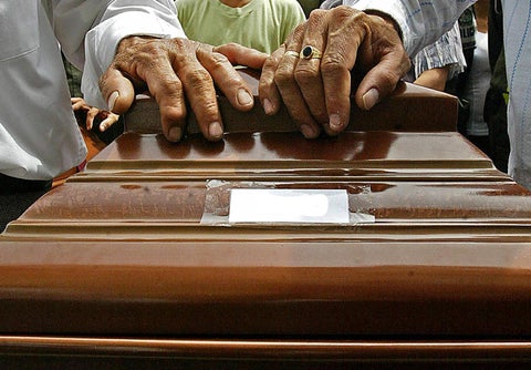 Familiares adelantan funerales de víctimas de masacre.