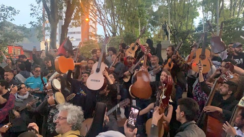 Músicos protestan en el Park Way de Bogotá durante el Paro Nacional
