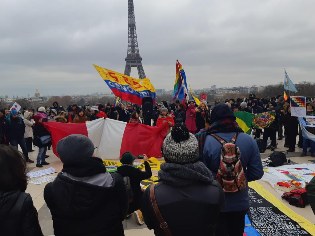 Cacerolazo en París.