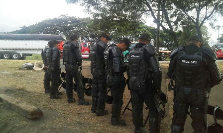Varios encapuchados empezaron a realizar acciones vandalicas en la Avenida Pasoancho, frente a Unicentro, al sur de Cali.