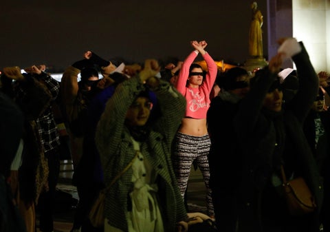 Mujeres participan en el performance "Un violador en tu camino", en París.