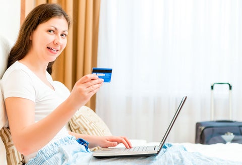 Viajeros reservan hacen sus reservas online