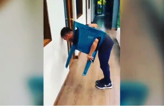 Hombre intentando en reto de la silla