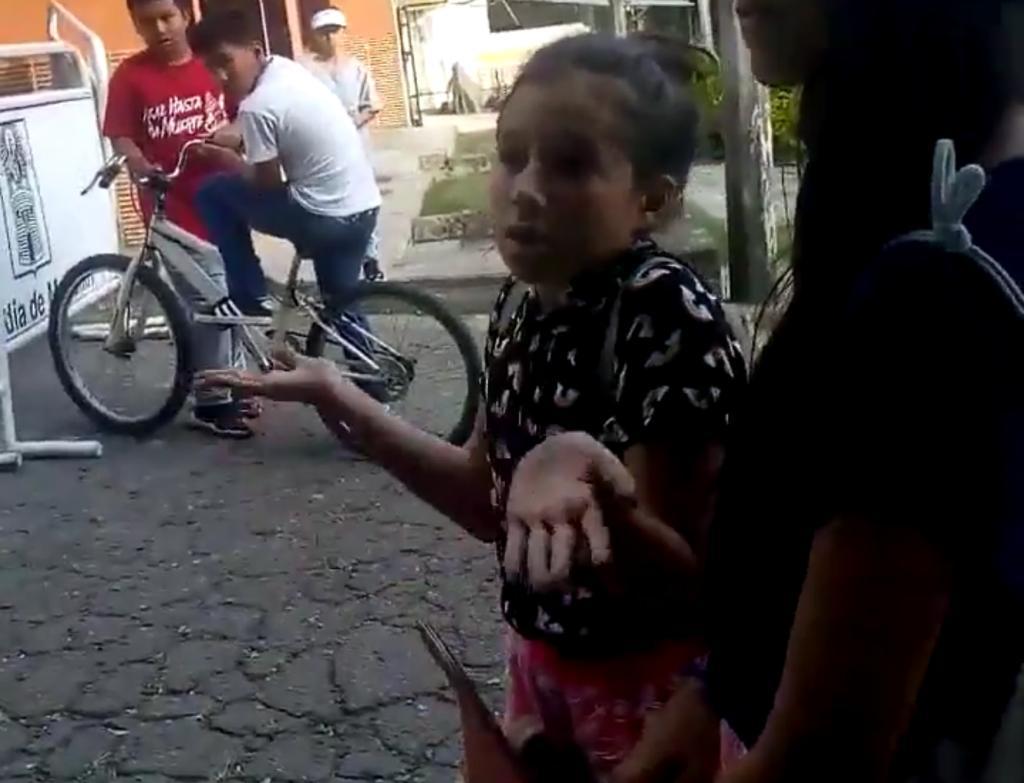niña indignada