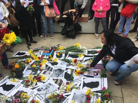Familiares de muertos en combate y falsos positivos claman por los restos de sus seres queridos