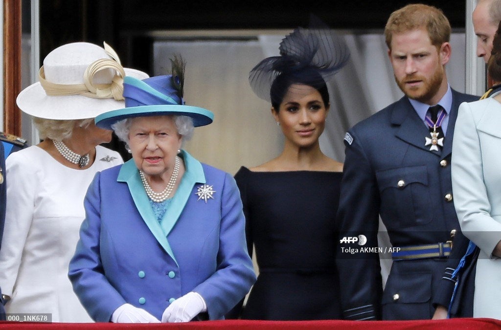 Reina Isabel junto a Meghan y Harry