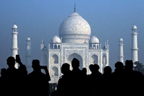 Turistas visitan el Taj Mahal en Agra, india