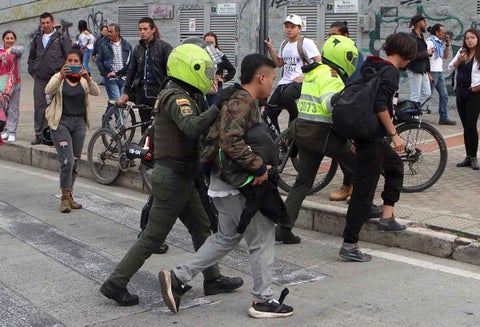 Impactantes imagenes de encapuchados y vandalismo en paro nacional / 21 de enero