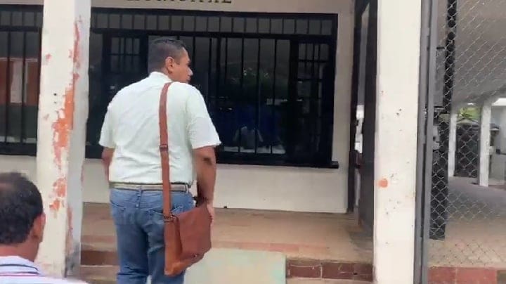 El alcalde para poder entrar tuvo que pedirle al guarda de seguridad que le abriera la puerta de la alcaldía