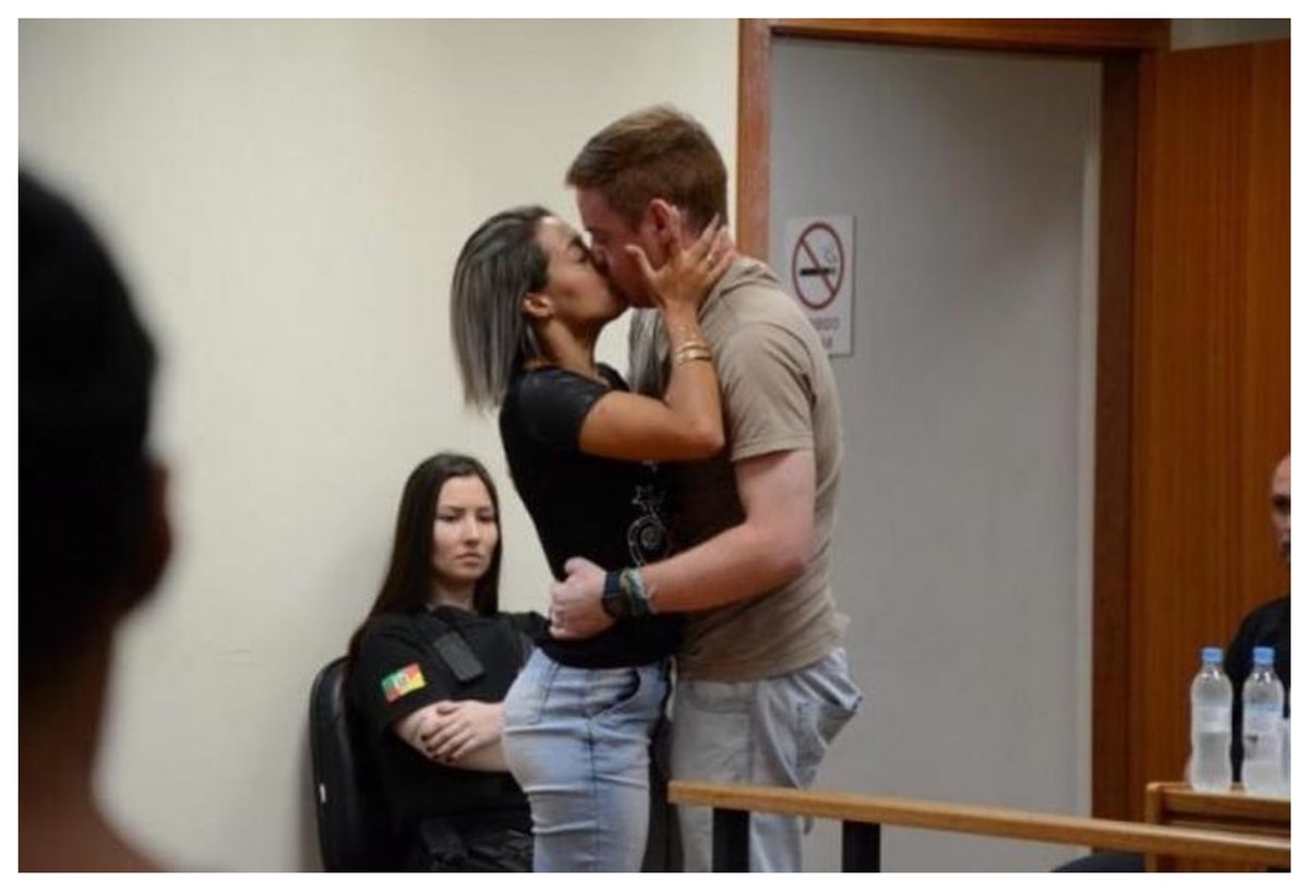 Beso tras intentarlo matar