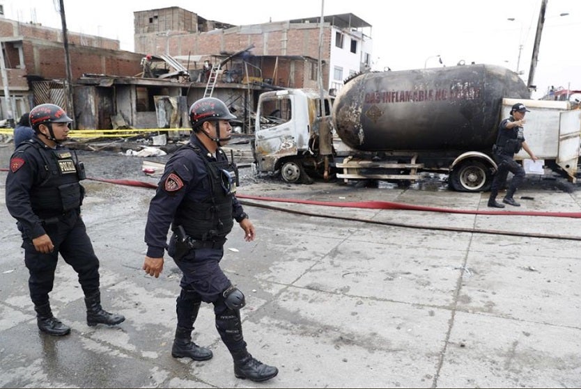 Explota camión con gas en Perú