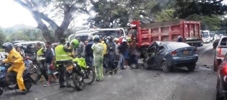 El choque de un automóvil con una volqueta dejó varias víctimas