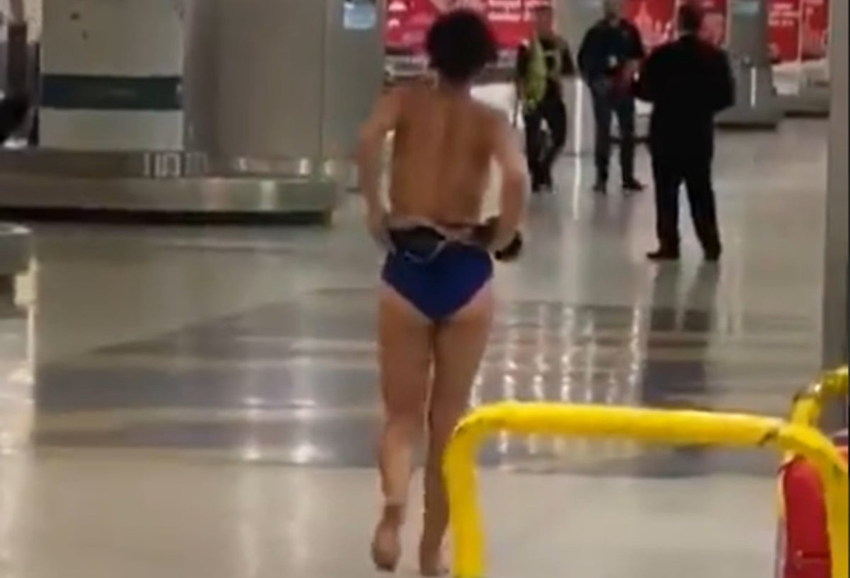 Mujer camina desnuda
