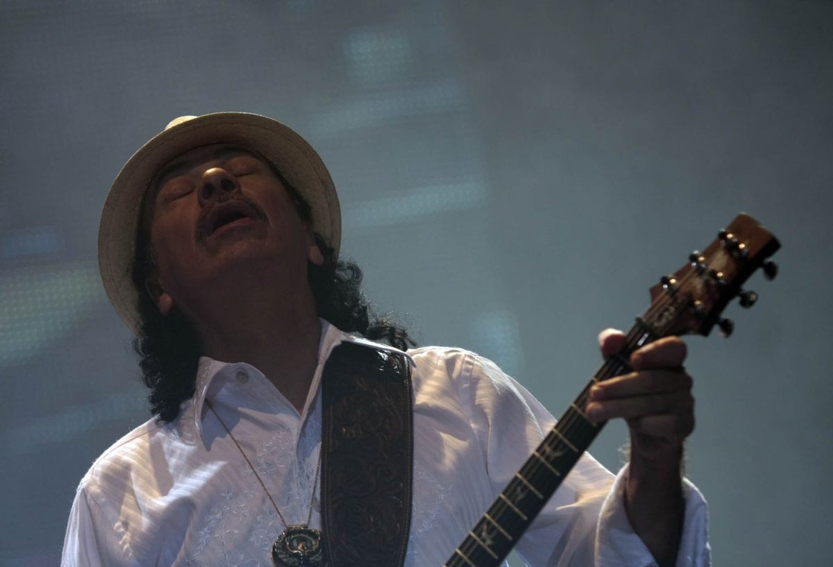 El artista Carlos Santana.