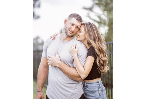 Demi-Leigh Nel-Peters y Tim Tebow