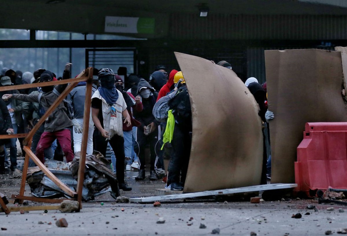 Encapuchados frente a la Universidad Nacional