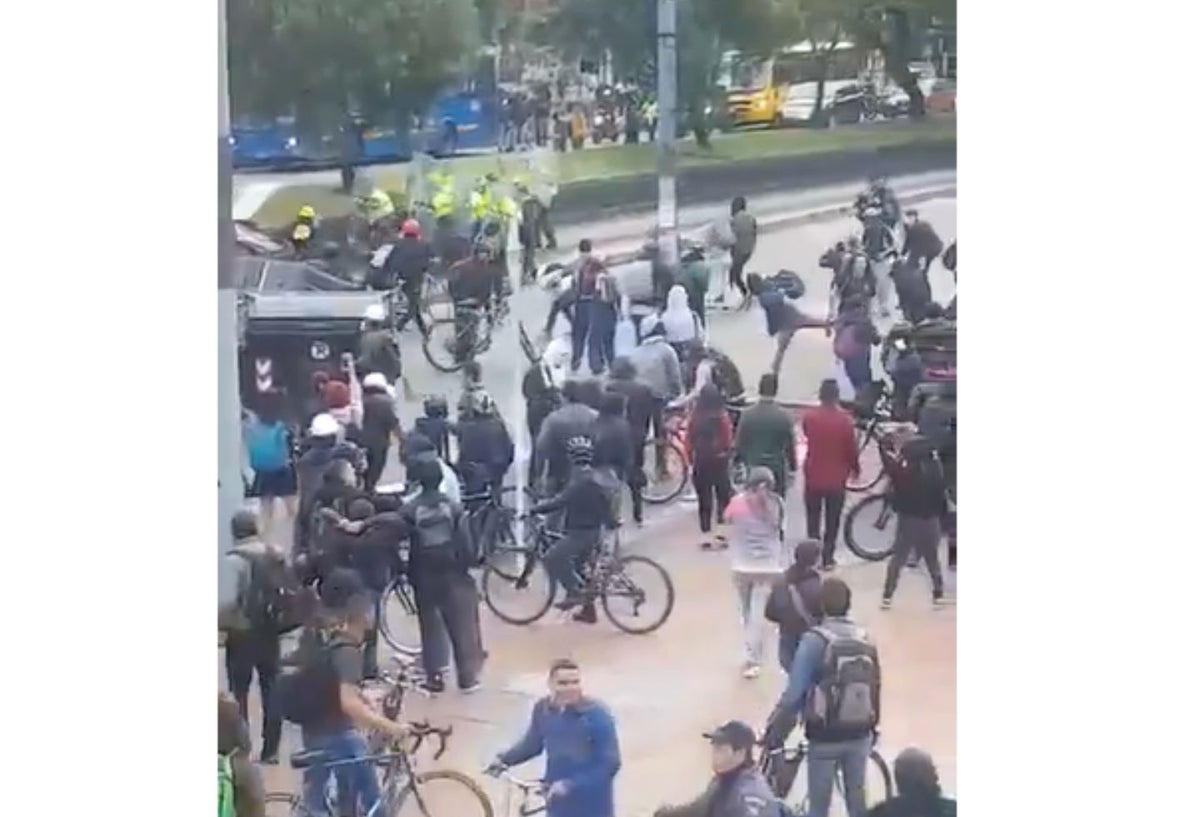 Encapuchados atacan policías en Suba